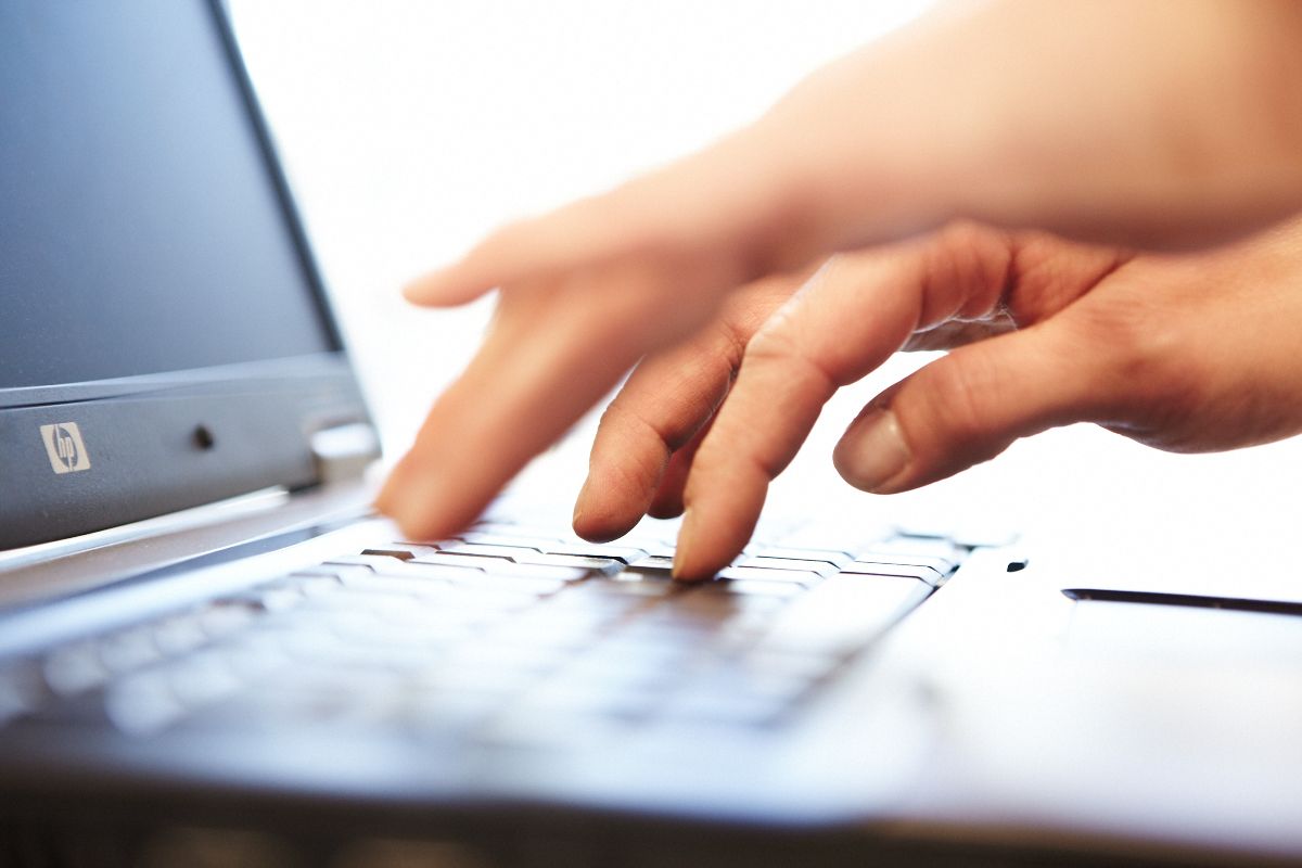 Hender på tastatur.jpg