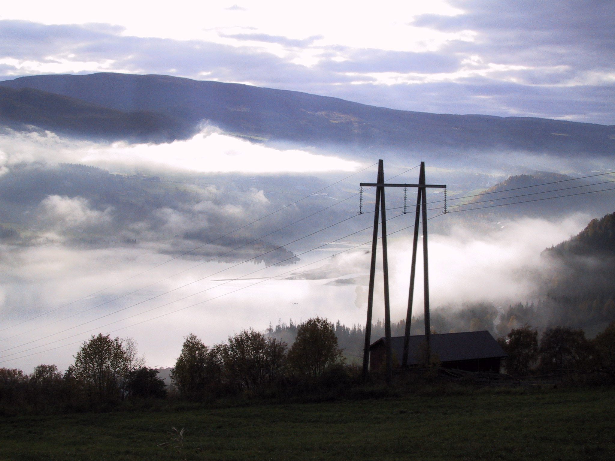 Mast og linjer i vakker natur