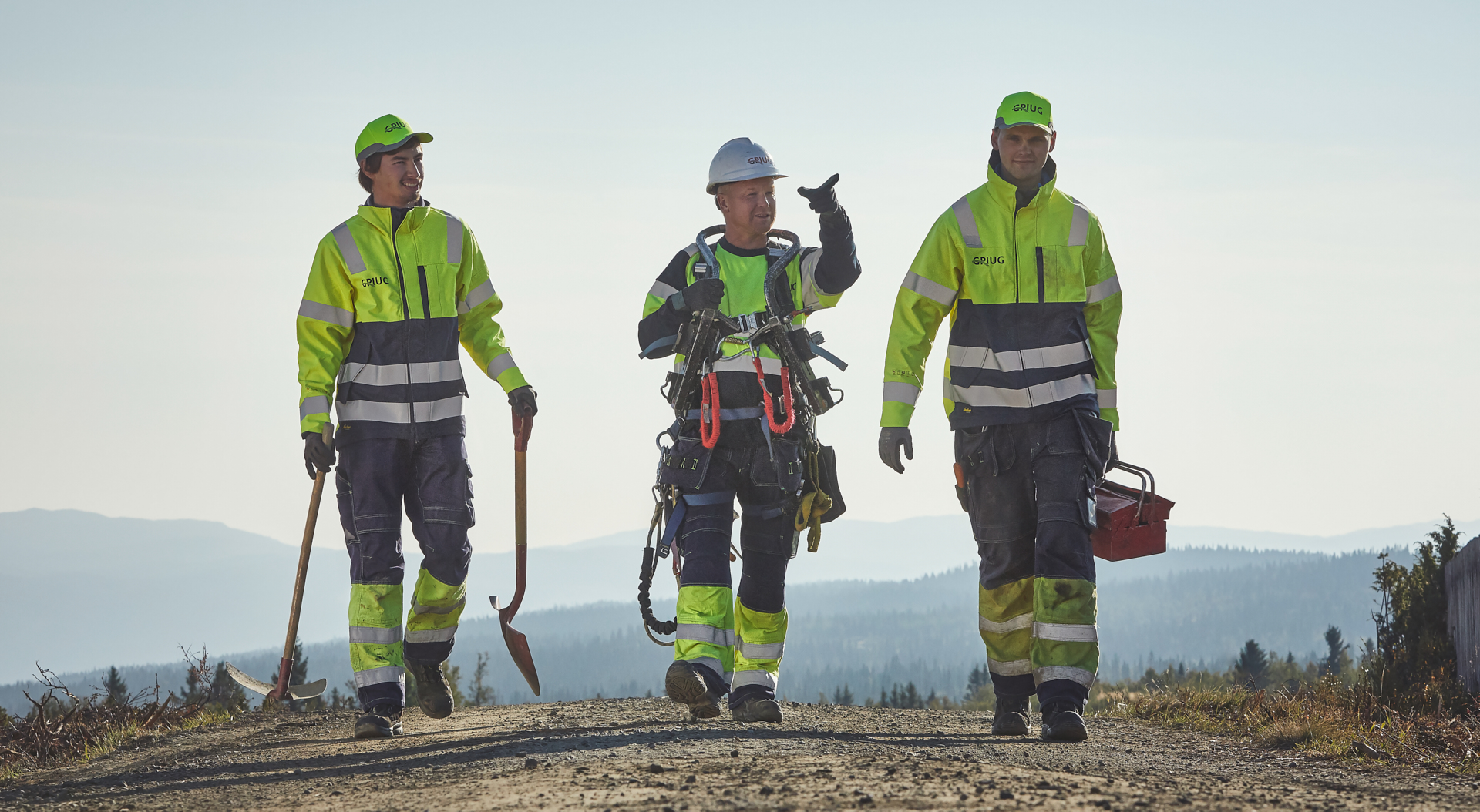 Montører på vei til jobb