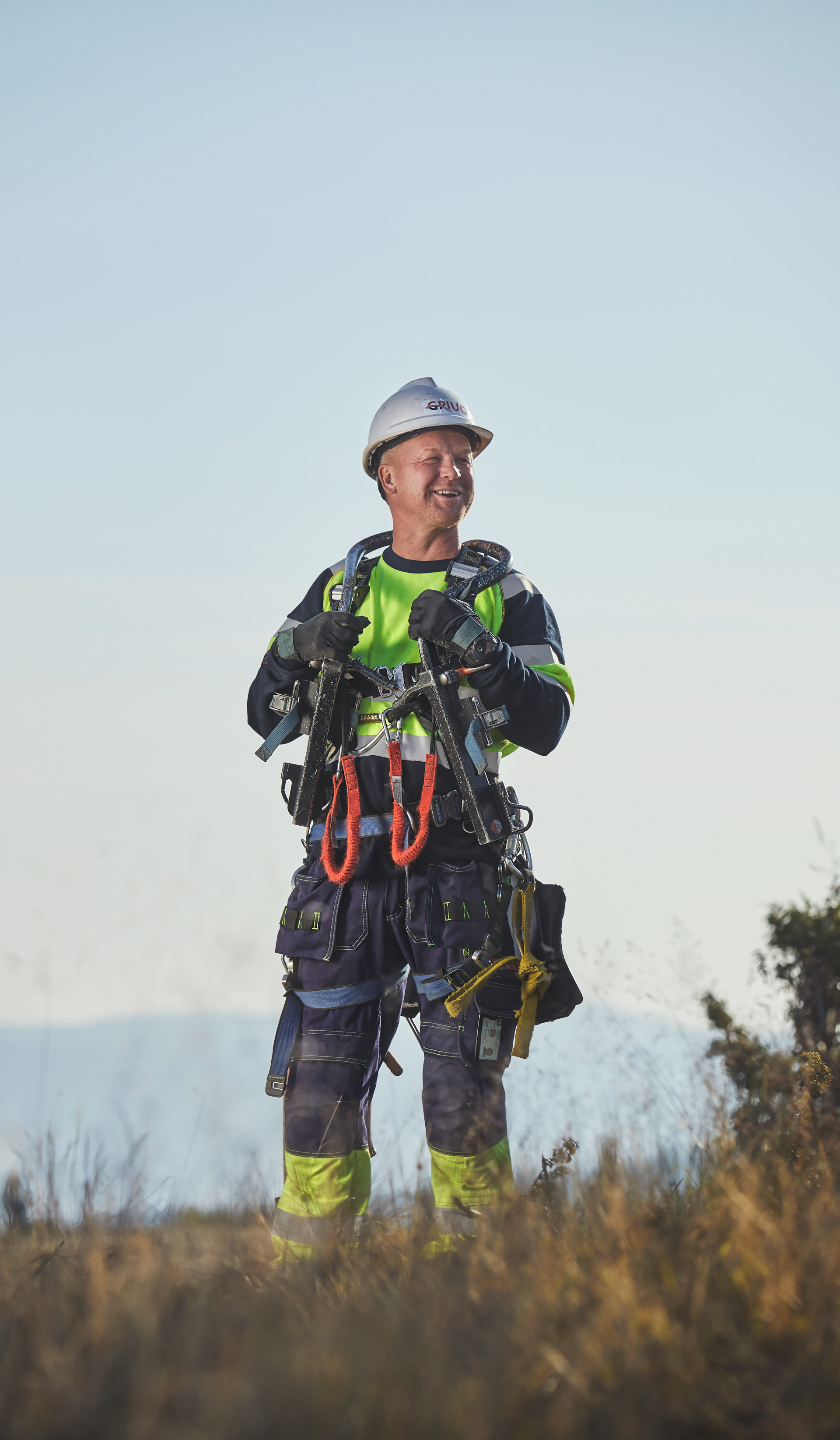 Montør utstyrt for stolpeklatring