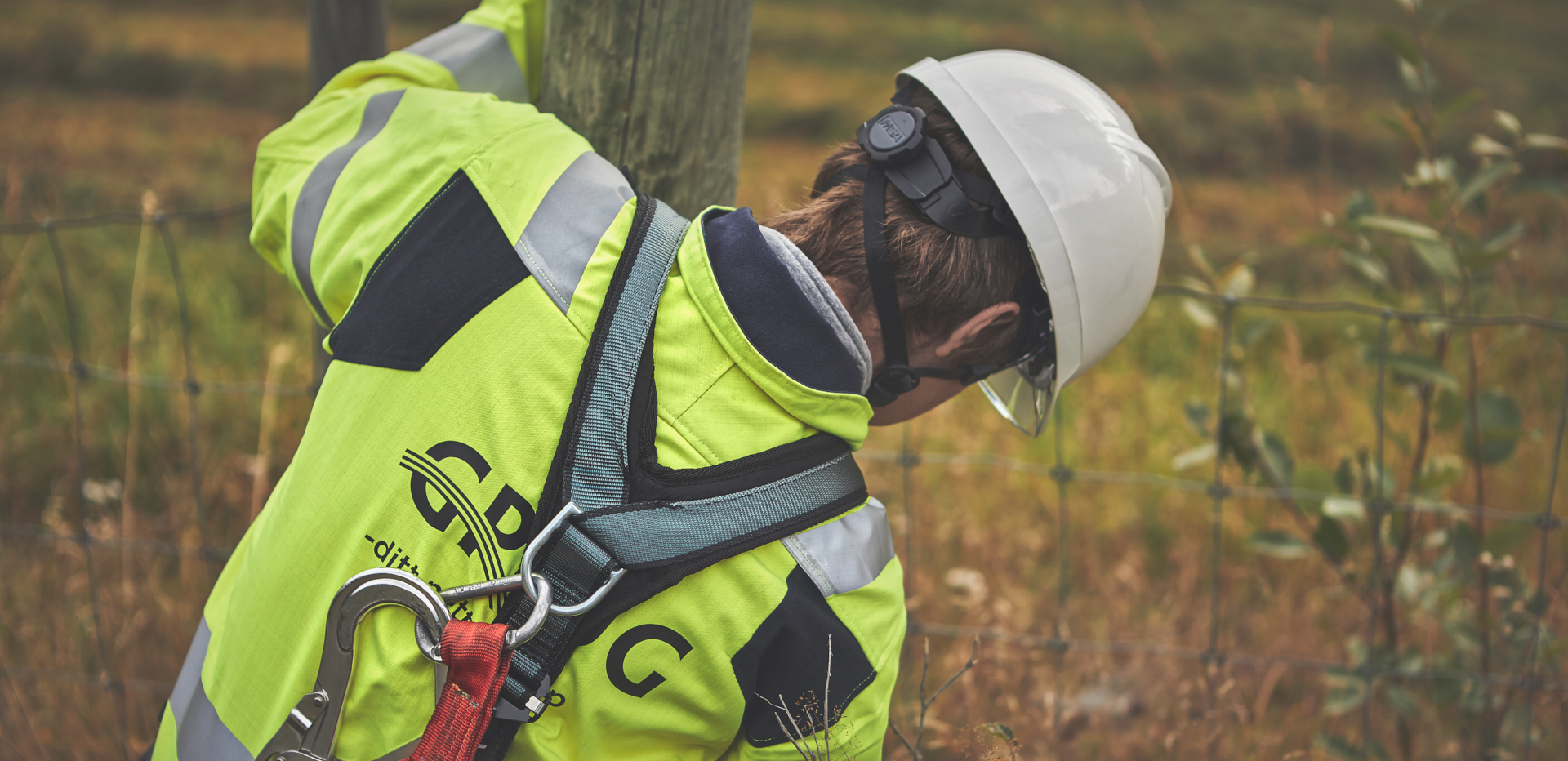 Montør på vei opp i stolpe